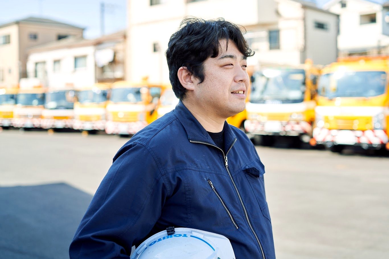 下水道メンテナンスの現場スタッフと車両